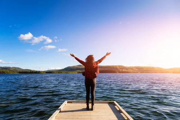 Meisje aan het meer — Stockfoto