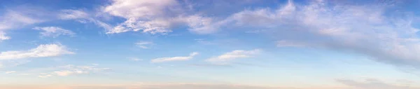 Schöner Panoramablick auf geschwollene weiße Wolken — Stockfoto