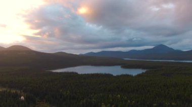 Yukarıdan Huzurlu Göller ve Dağlar Görünümü