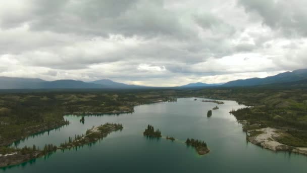 Vacker utsikt över den natursköna sjön, öarna och skogen — Stockvideo