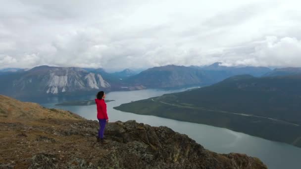 Chica aventurera trekking por la montaña Nares — Vídeos de Stock