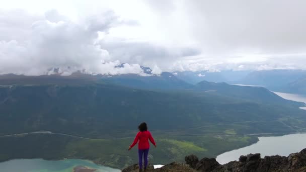 Chica aventurera trekking por la montaña Nares — Vídeos de Stock