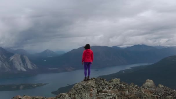 Abenteuerlustiges Mädchen wandert auf den Nares-Berg — Stockvideo