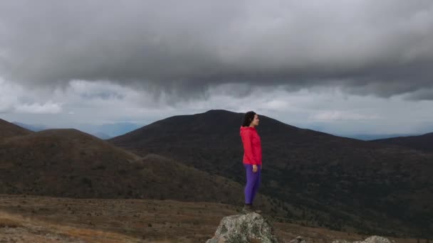 Adventurous Girl Hiking up Nares Mountain — Stock Video