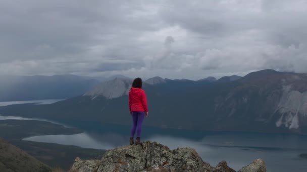 Девушка, поднимающаяся на гору Нарес — стоковое видео