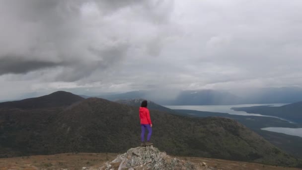 Fille aventureuse Randonnée vers le haut de la montagne Nares — Video
