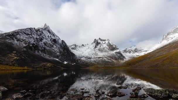 Lago Grizzly en Tombstone Territorial Park, Yukón, Canadá. — Vídeos de Stock