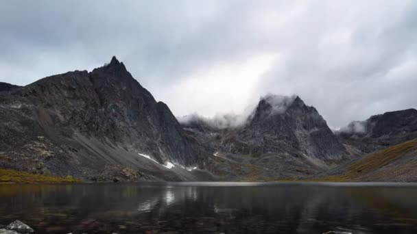 Grizzly Lake im Tombstone Territorial Park, Yukon, Kanada. — Stockvideo