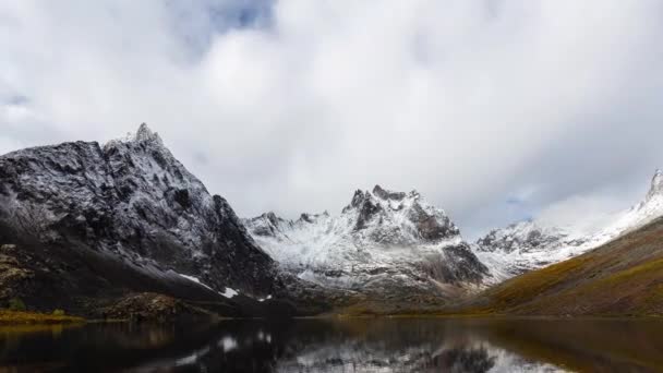 Grizzly Lake in Tombstone Territorial Park, Yukon, Canada. — Stockvideo