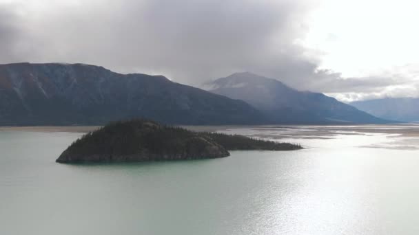 絶景の島とターコイズブルーの湖の絶景 — ストック動画