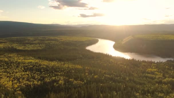 Vacker utsikt över natursköna slingrande floden — Stockvideo