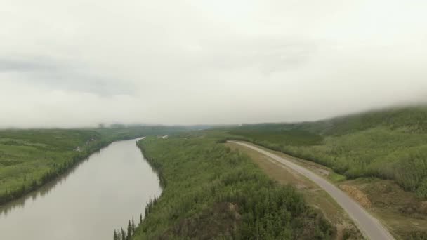Prachtig uitzicht op de kronkelende rivier langs Scenic Road — Stockvideo
