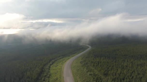 Bela vista da estrada panorâmica de cima cercada por floresta exuberante, nuvens e montanhas — Vídeo de Stock