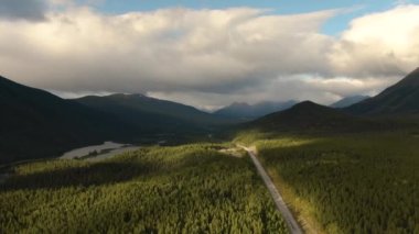 Orman Vadisi ve Dağlarla çevrili Manzaralı Yol