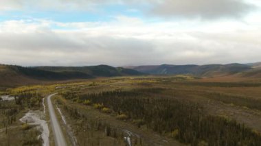 Nehirle çevrili Manzaralı Dönemeç Yolu