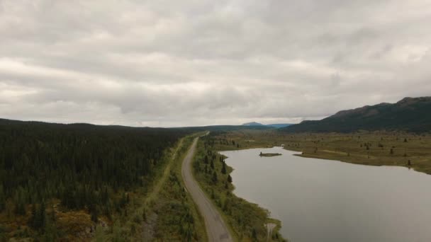 Blick auf die Scenic Road am friedlichen See — Stockvideo