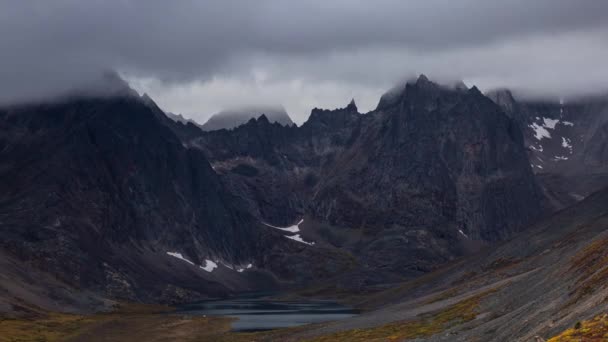 Grizzly Lake im Tombstone Territorial Park, Yukon, Kanada. — Stockvideo