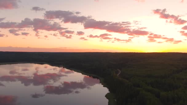 Klidný letecký pohled na klidnou vodu při východu slunce — Stock video