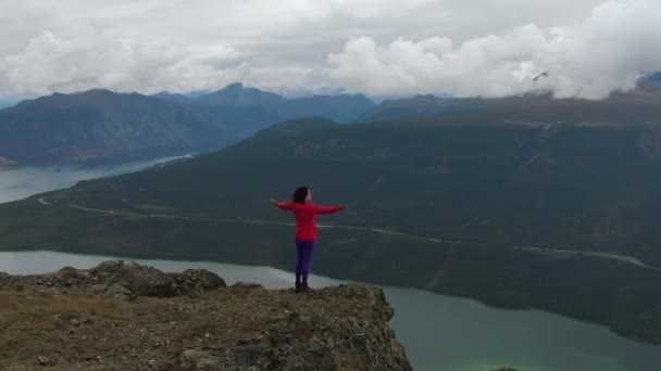 Adventurous Girl Hiking up Nares Mountain — Stock Video