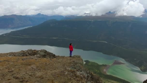 Chica aventurera trekking por la montaña Nares — Vídeos de Stock