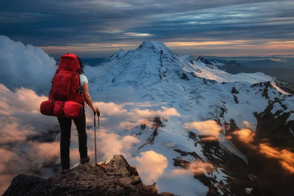 Mochilero en la cima de un acantilado de montaña. — Foto de Stock