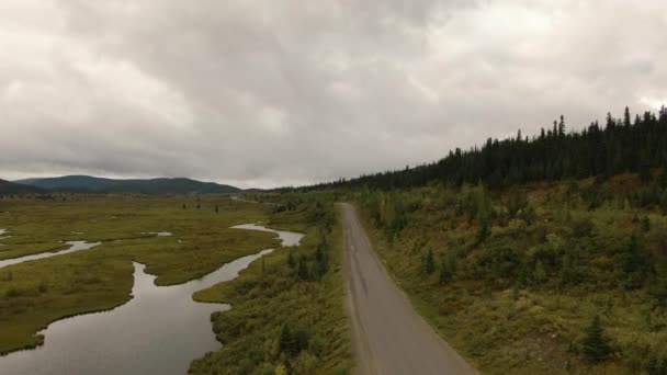 Blick auf die Scenic Road am friedlichen See — Stockvideo