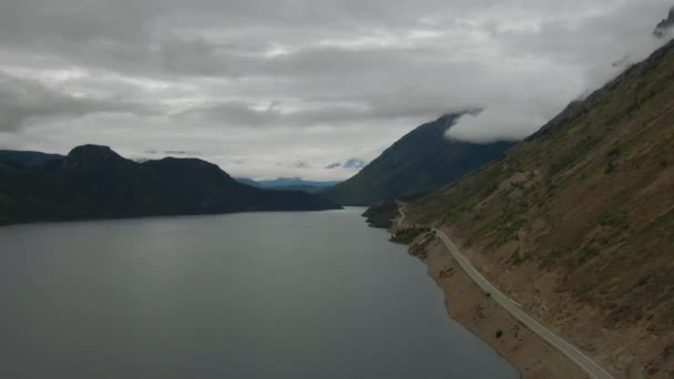 Hermosa vista de la carretera panorámica junto al lago pacífico — Vídeos de Stock