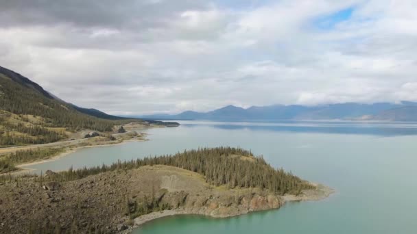 Herrlicher Blick auf den malerischen türkisfarbenen See und die Berge — Stockvideo