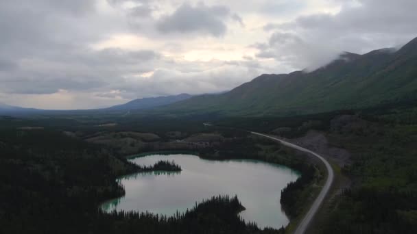 Вигляд на мирні озера й мальовничу дорогу згори — стокове відео