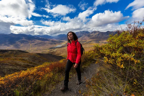 Chica senderismo en la naturaleza canadiense —  Fotos de Stock