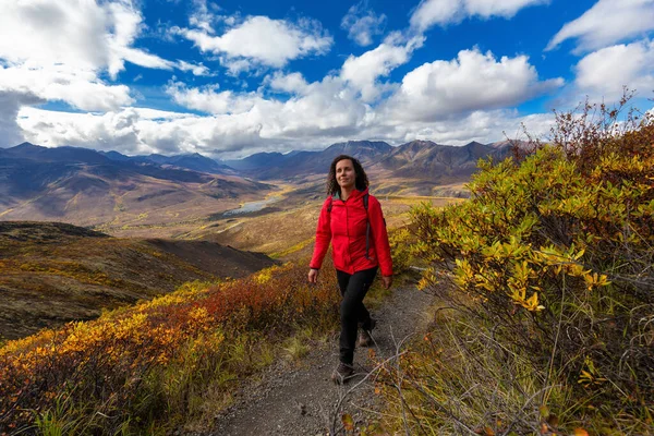 Ragazza Escursioni nella natura canadese — Foto Stock