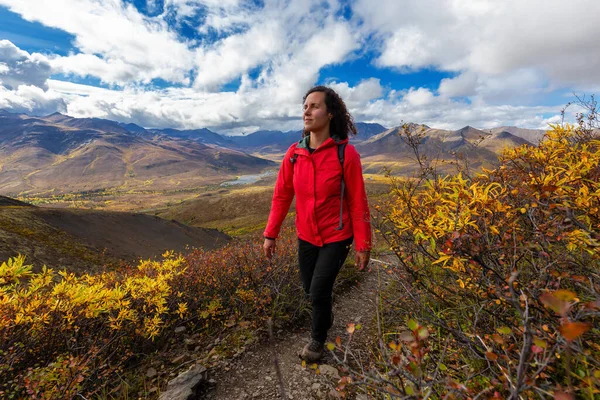 Ragazza Escursioni nella natura canadese — Foto Stock