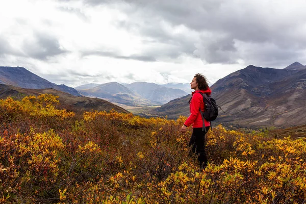 Ragazza Escursioni nella natura canadese — Foto Stock