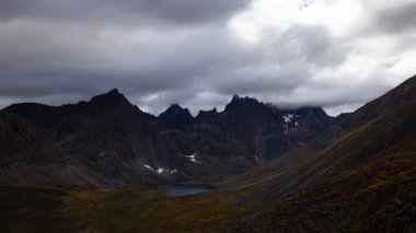 Tombstone Bölge Parkı 'ndaki Grizzly Gölü, Yukon, Kanada.