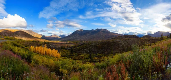 Panoramatický pohled na malebné horské údolí — Stock fotografie