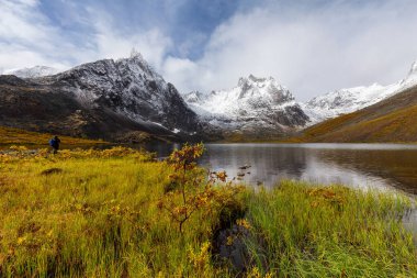 Tombstone Bölge Parkı 'ndaki Grizzly Gölü, Yukon, Kanada