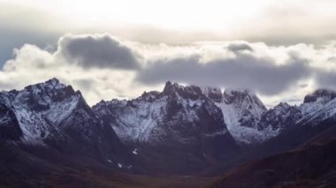 Tombstone Bölge Parkı 'ndaki Grizzly Gölü, Yukon, Kanada.