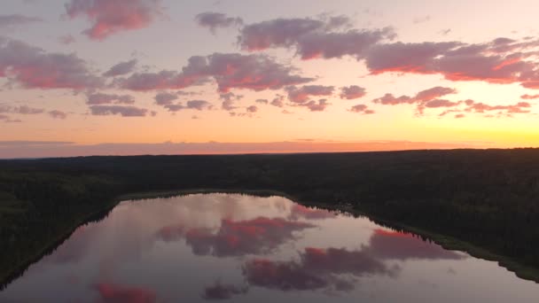 Klidný letecký pohled na klidnou vodu při východu slunce — Stock video