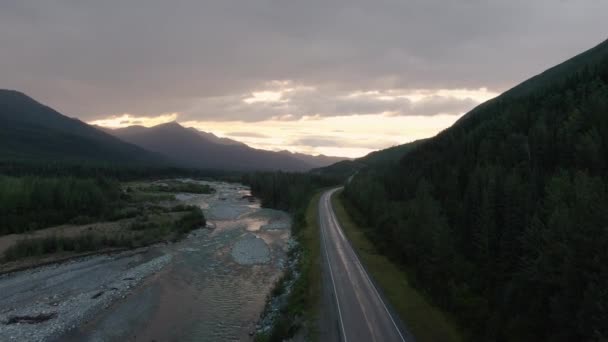 Hermosa vista de la carretera panorámica por el río Glacial al atardecer — Vídeo de stock