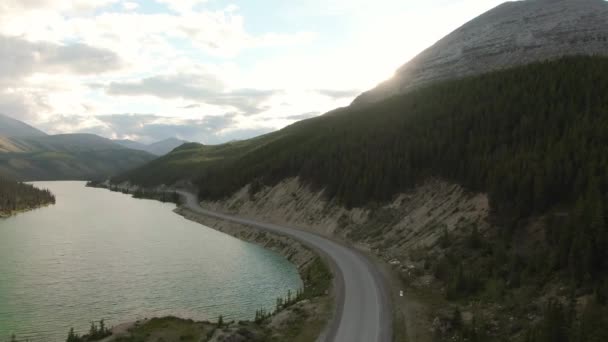 Nádherný výhled na ledové jezero a scénické silnice při západu slunce — Stock video