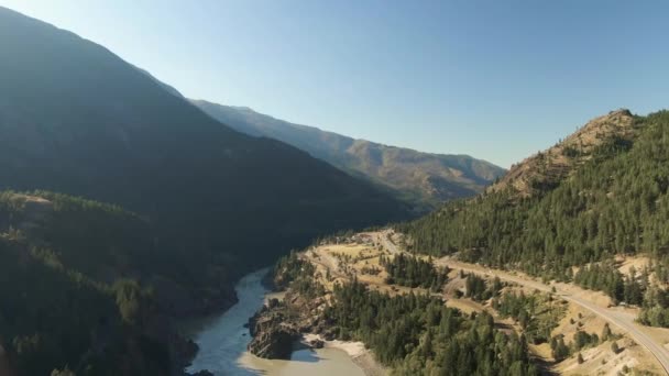 Prachtig uitzicht op de Canadese natuur en een landschappelijke weg — Stockvideo