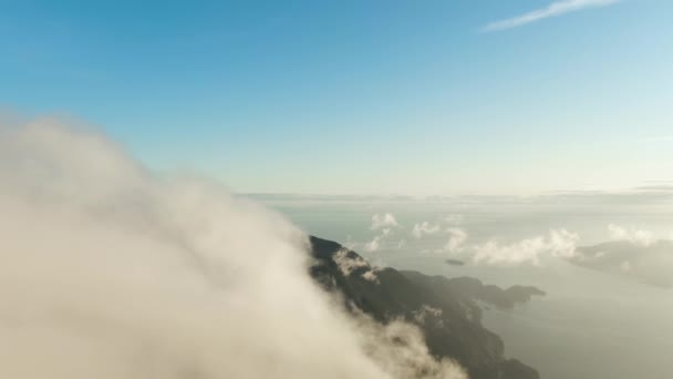 Piękny widok z lotu ptaka kanadyjskiego krajobrazu górskiego — Wideo stockowe