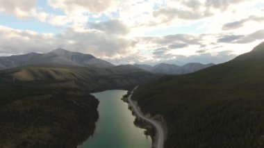 Buzul Gölü Manzarası ve Günbatımındaki Manzara Yolu