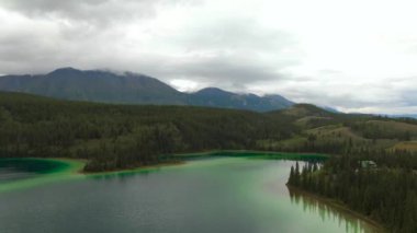 Yukarıdan Zümrüt Göl 'ün Çarpıcı Manzarası