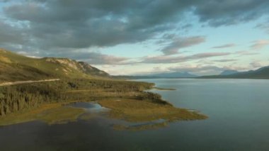 Huzurlu Göl ve Dağların Muhteşem Manzarası