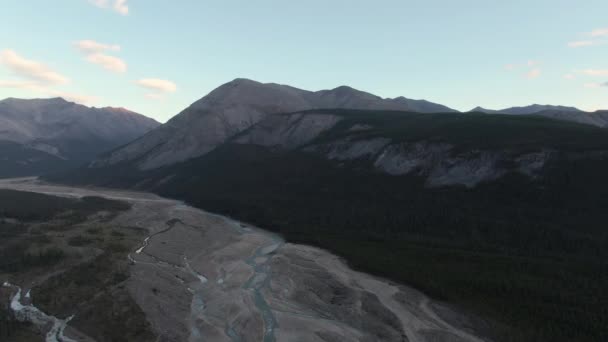 Bella vista della strada panoramica dal fiume glaciale al tramonto — Video Stock