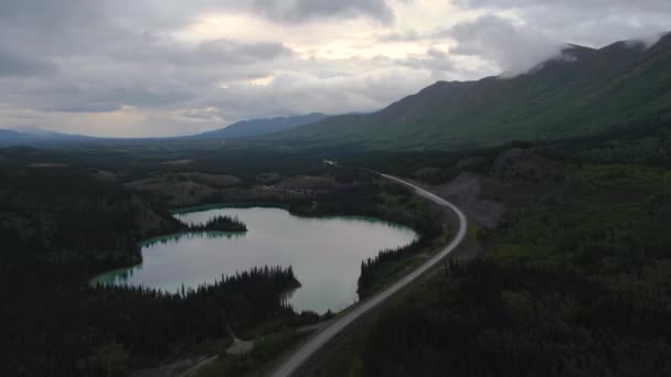 Vista dei laghi tranquilli e della strada panoramica dall'alto — Video Stock