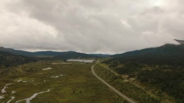 Huzurlu Göl 'ün yanındaki Manzara Yolu