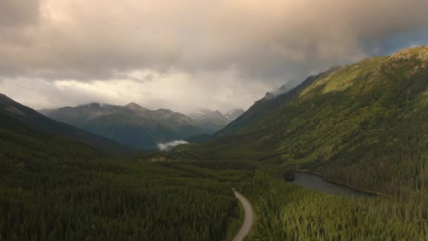 Blick auf die malerische Straße entlang des friedlichen Sees, umgeben von Bergen — Stockvideo