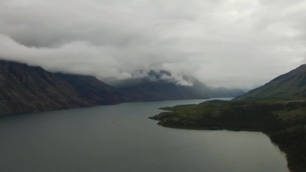 Schöne Aussicht auf den malerischen See umgeben von Bergen — Stockvideo